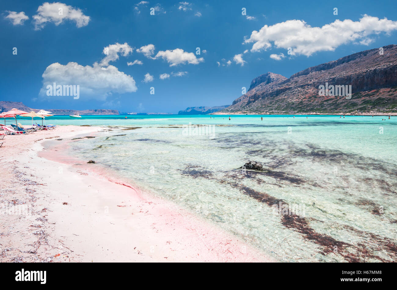 Laguna di Balos sull isola di Creta, Grecia. I turisti relax e bagno in acqua cristallina. La sabbia è rosa in alcune parti della spiaggia. Foto Stock