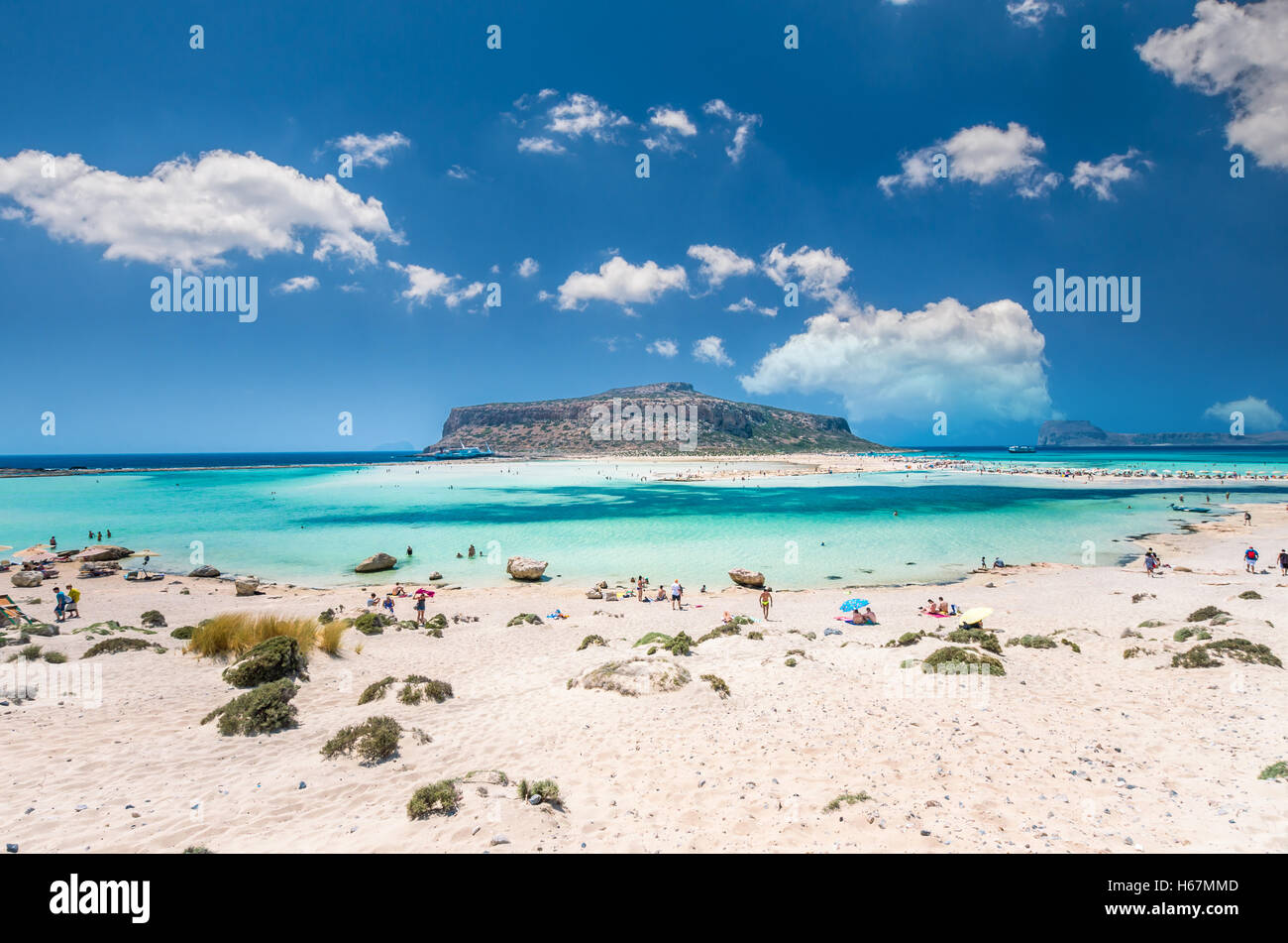 Laguna di Balos sull isola di Creta, Grecia. I turisti relax e bagno in acqua cristallina. La sabbia è rosa in alcune parti della spiaggia. Foto Stock
