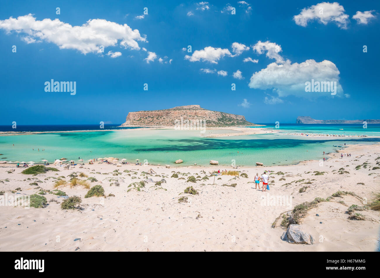Laguna di Balos sull isola di Creta, Grecia. I turisti relax e bagno in acqua cristallina. La sabbia è rosa in alcune parti della spiaggia. Foto Stock