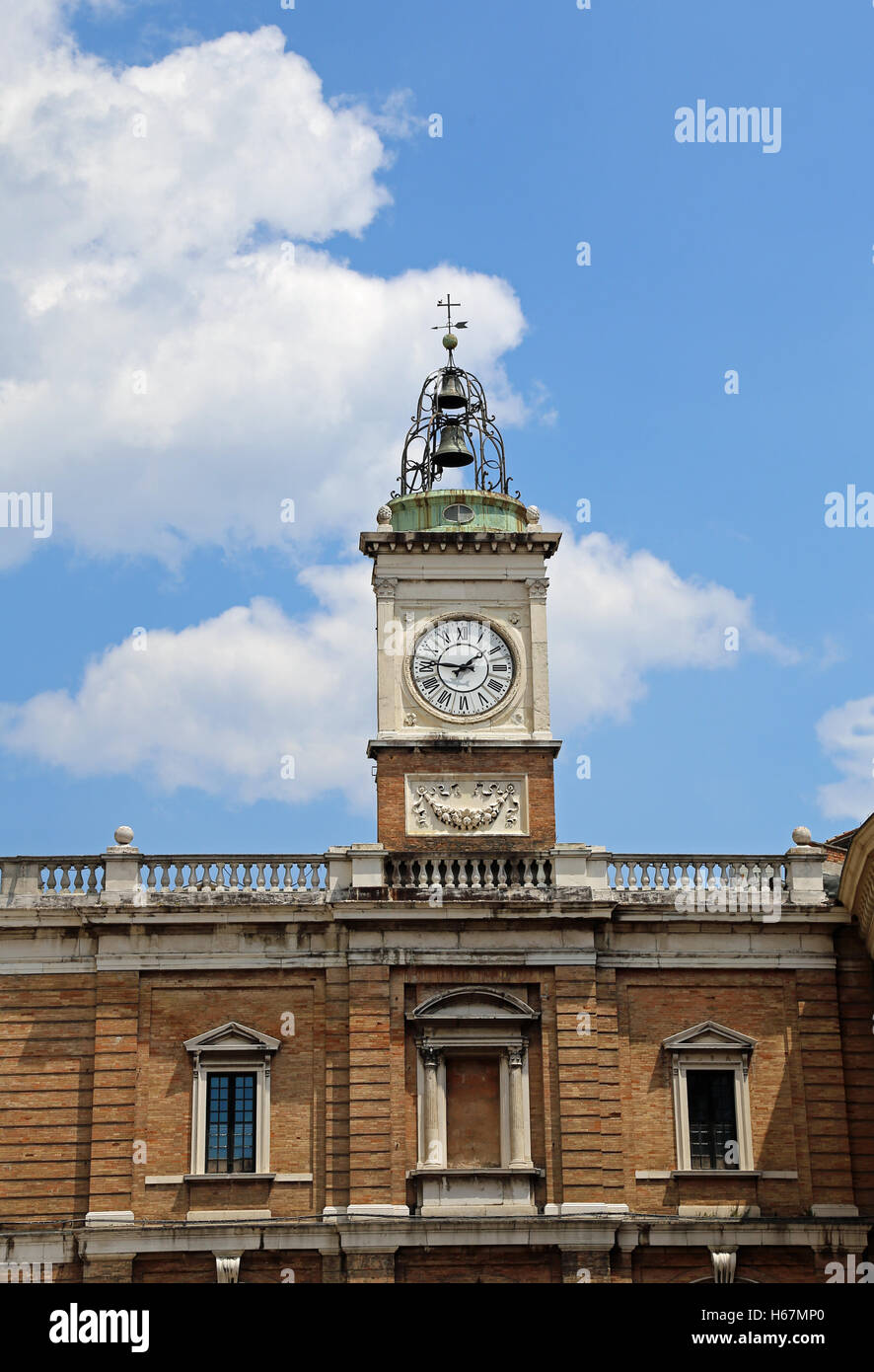 Vecchia Torre dell'orologio di Piazza del Popolo nella città di Ravenna in Italia Foto Stock