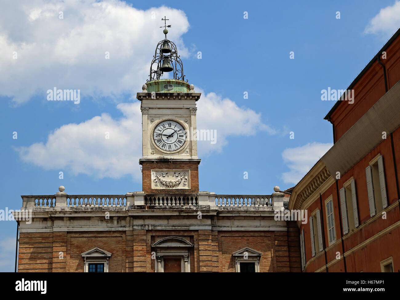Antica torre dell'orologio di Piazza del Popolo nella città di Ravenna in Italia centrale Foto Stock