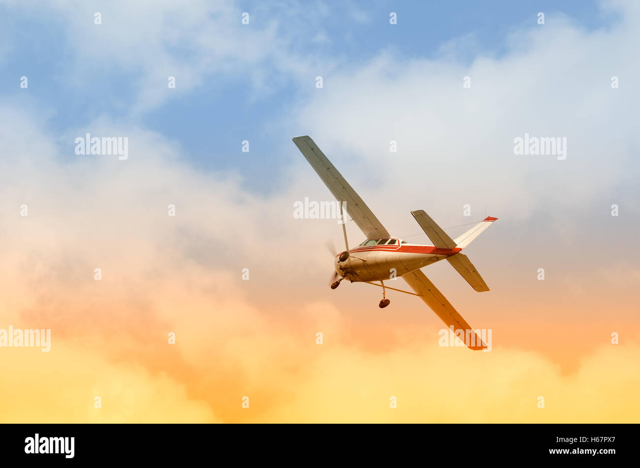 Aereo in volo con cielo nuvoloso al tramonto in estate Foto Stock