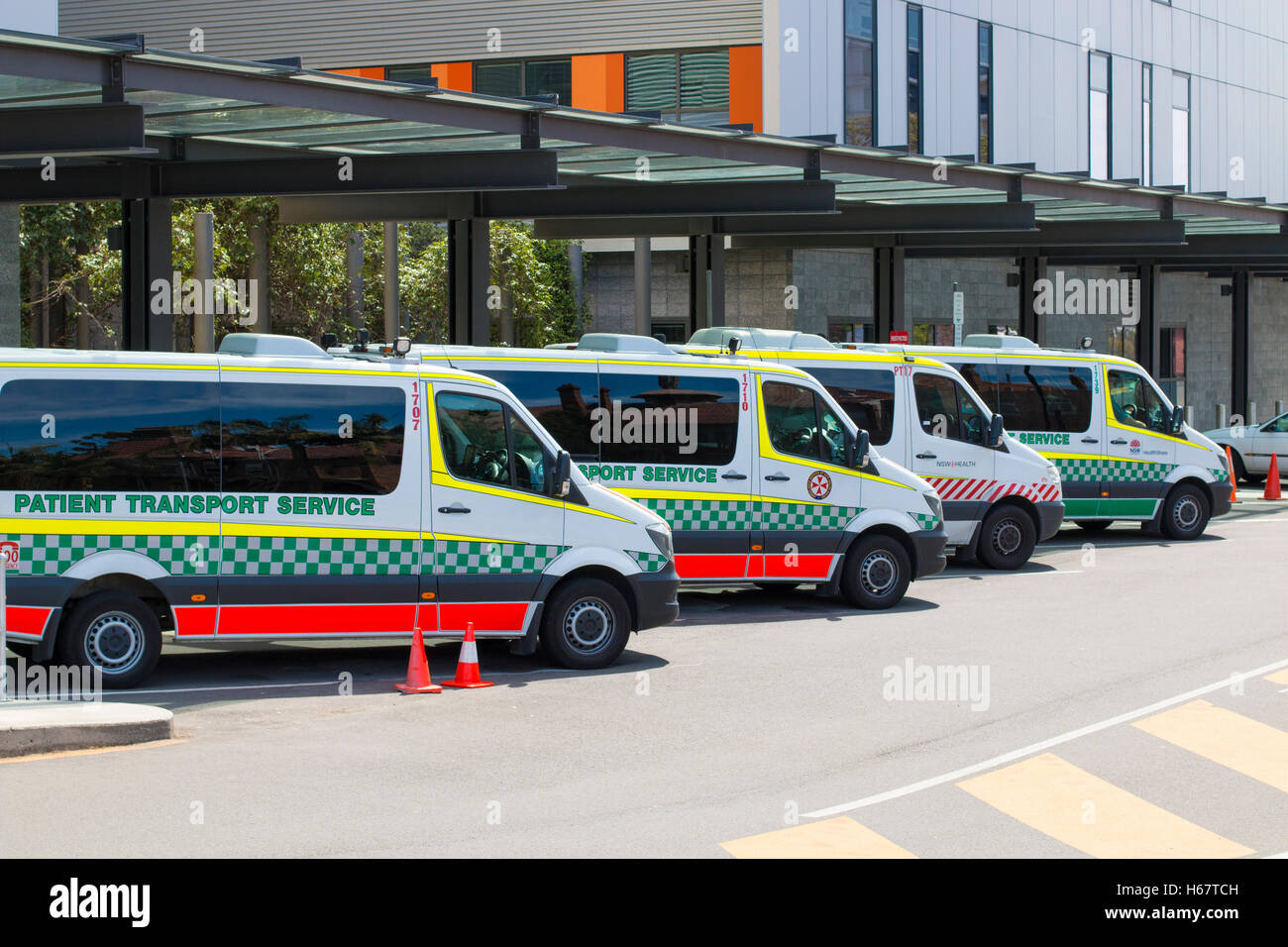 Veicoli ambulanza dall emergenza ingresso al Royal North Shore hospital di Sydney , Australia Foto Stock
