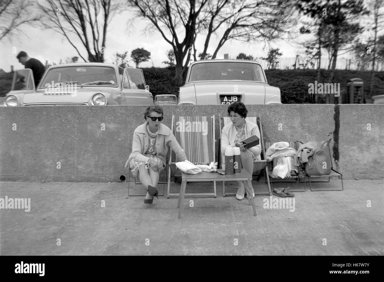 Giovani donne godendo un pic-nic sul lungomare negli anni sessanta regno unito Foto Stock