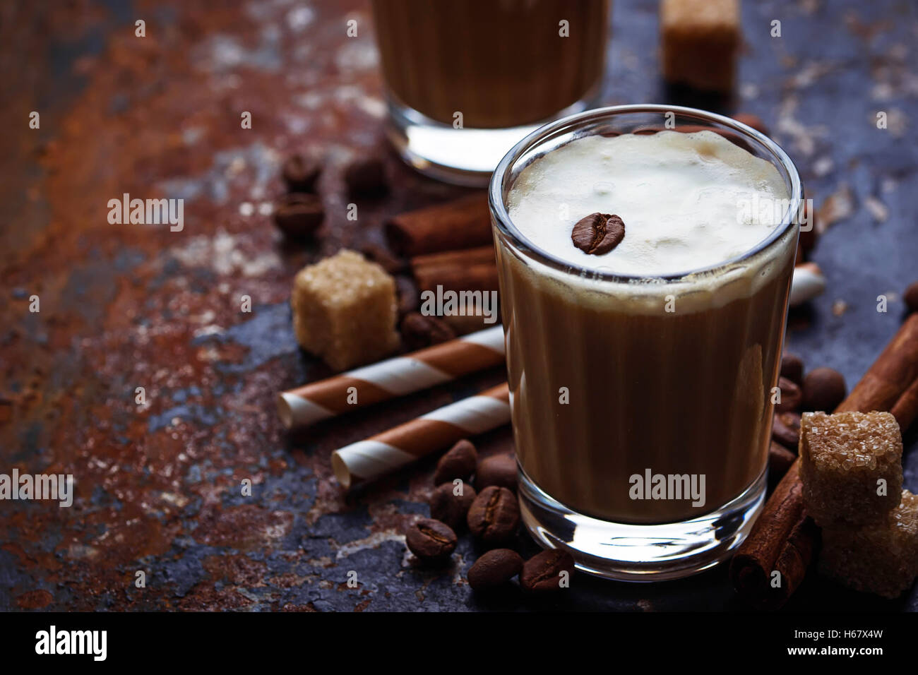 Caffè ghiacciato con panna. Messa a fuoco selettiva Foto Stock