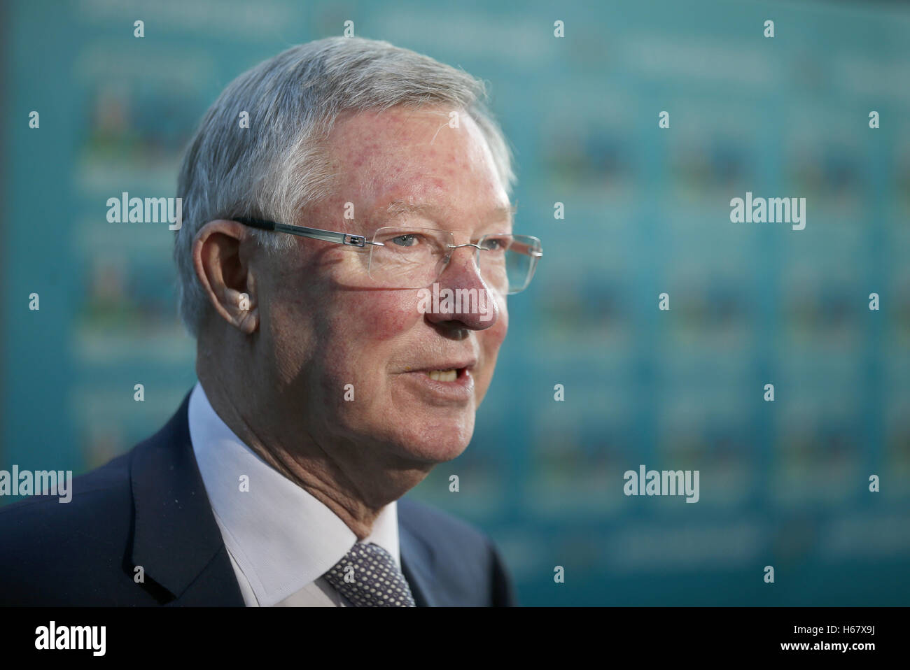 Il sir Alex Ferguson parla ai media durante un evento per il lancio di UEFA EURO 2020 Logo presso la Glasgow Science Centre. Foto Stock