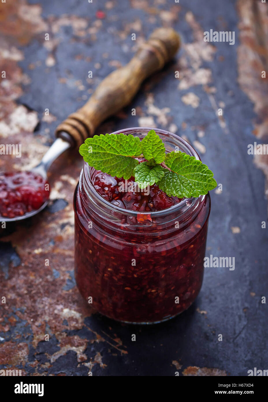 Confettura di lamponi in un vaso. Messa a fuoco selettiva Foto Stock