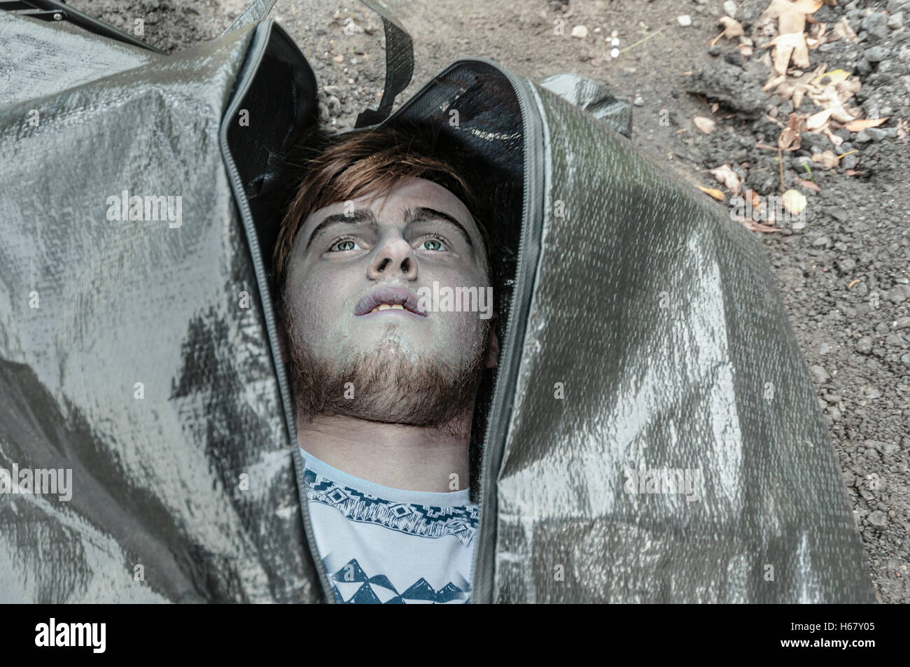 Il corpo di un giovane uomo dentro un sacco di corpo in procinto di essere compresso fino. Foto Stock