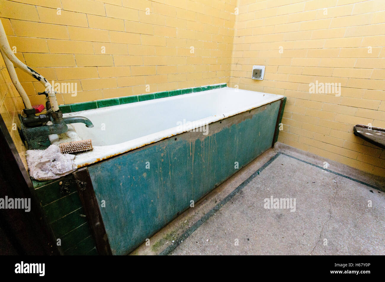 Molto vecchio bagno di epoca vittoriana in un bagno pubblico edificio Foto Stock