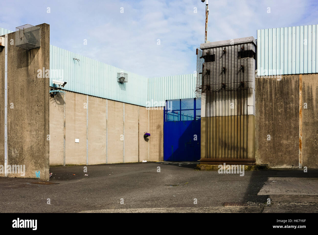 Ingresso veicolare e torre di avvistamento a Crumlin Road gaol, Belfast, un ex carcere di massima sicurezza per i paramilitari. Foto Stock