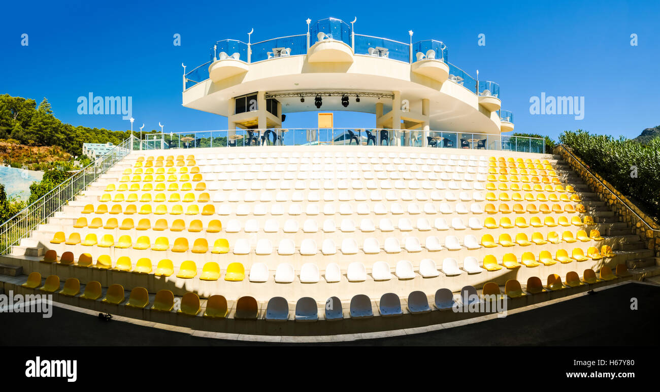 Sedili in plastica in un anfiteatro all'aperto in stile teatro Foto Stock