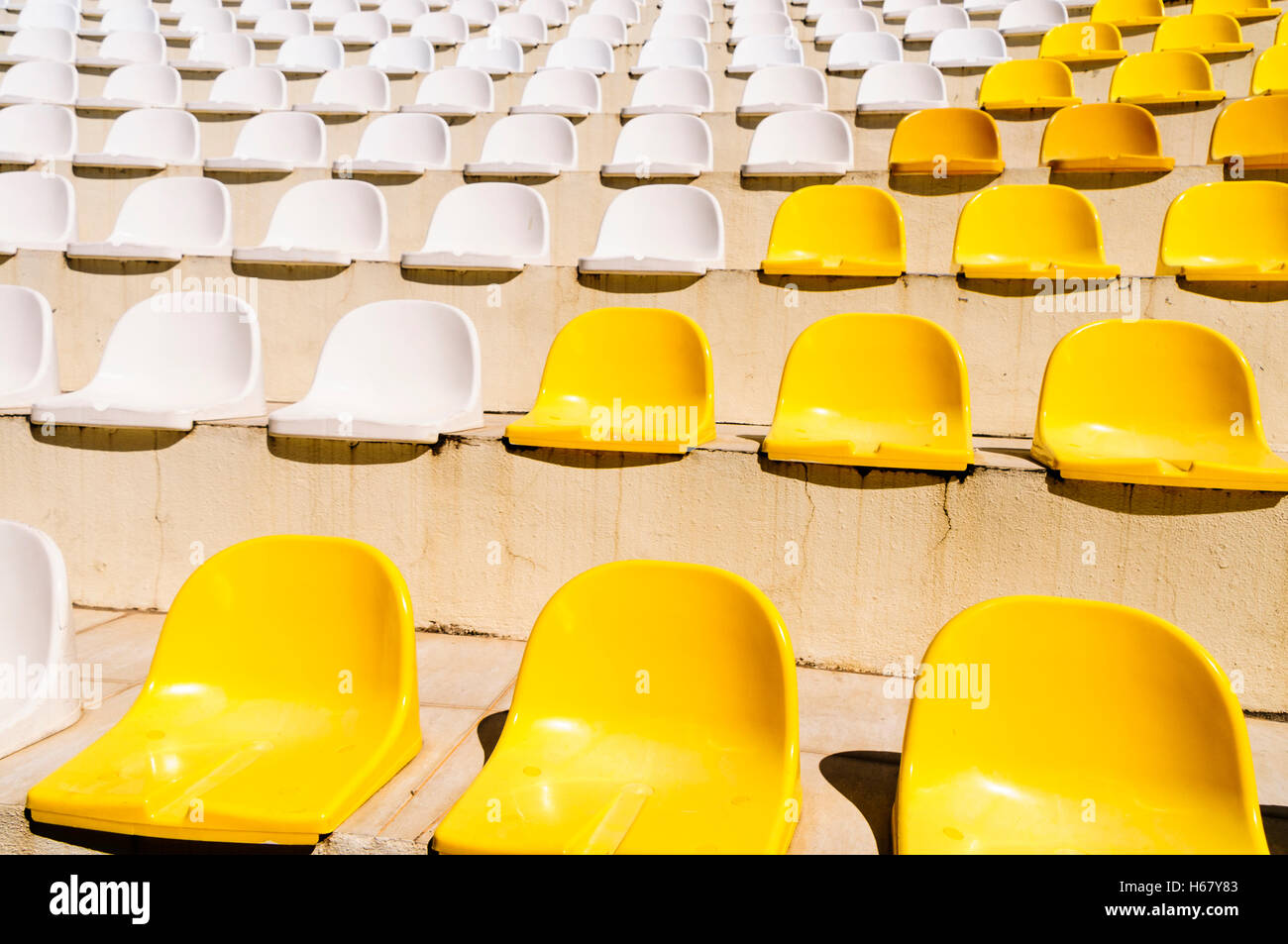 Sedili in plastica in un anfiteatro all'aperto in stile teatro Foto Stock