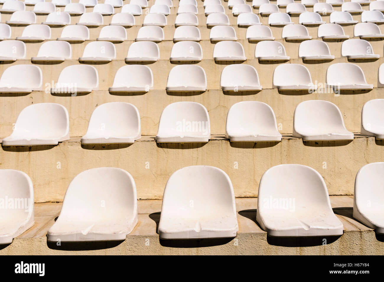 Sedili in plastica in un anfiteatro all'aperto in stile teatro Foto Stock