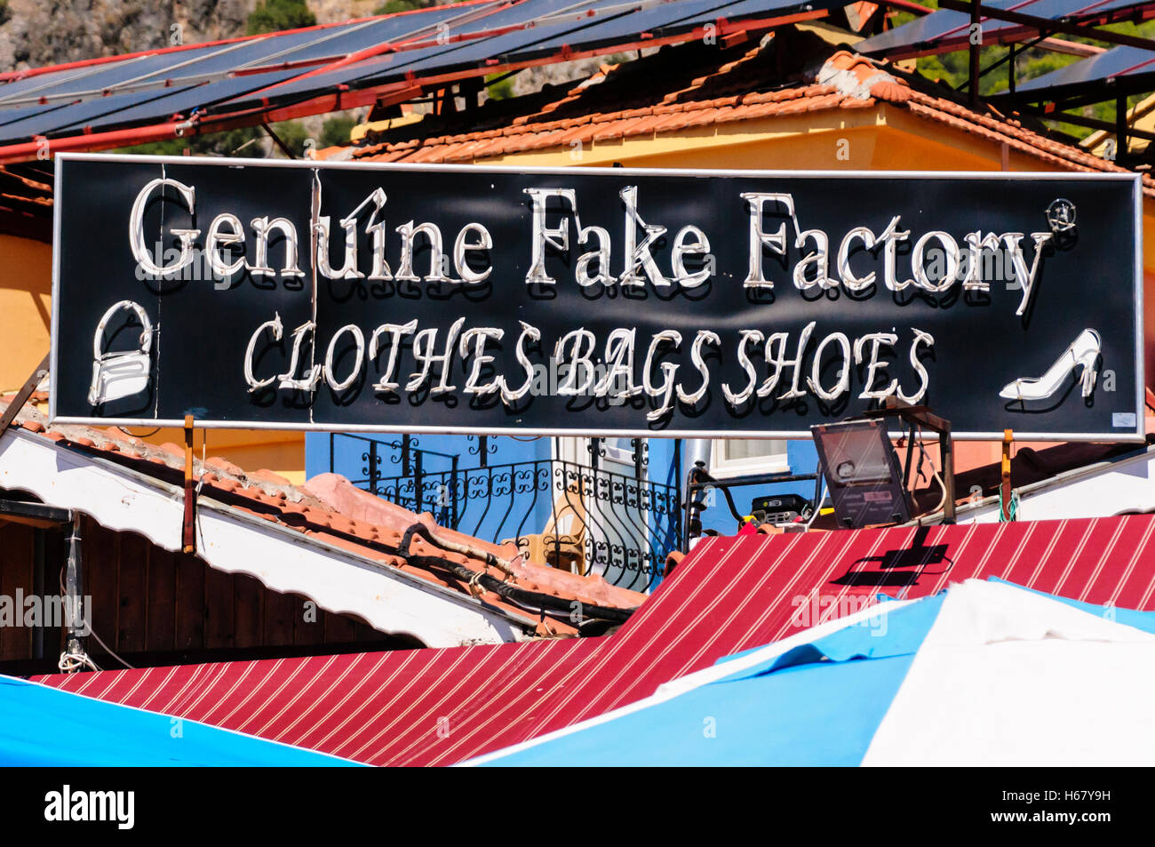 Sign in una città turca denominata "Genuine Fake Factory' di vendita di merci contraffatte clothese, borse e scarpe. Foto Stock