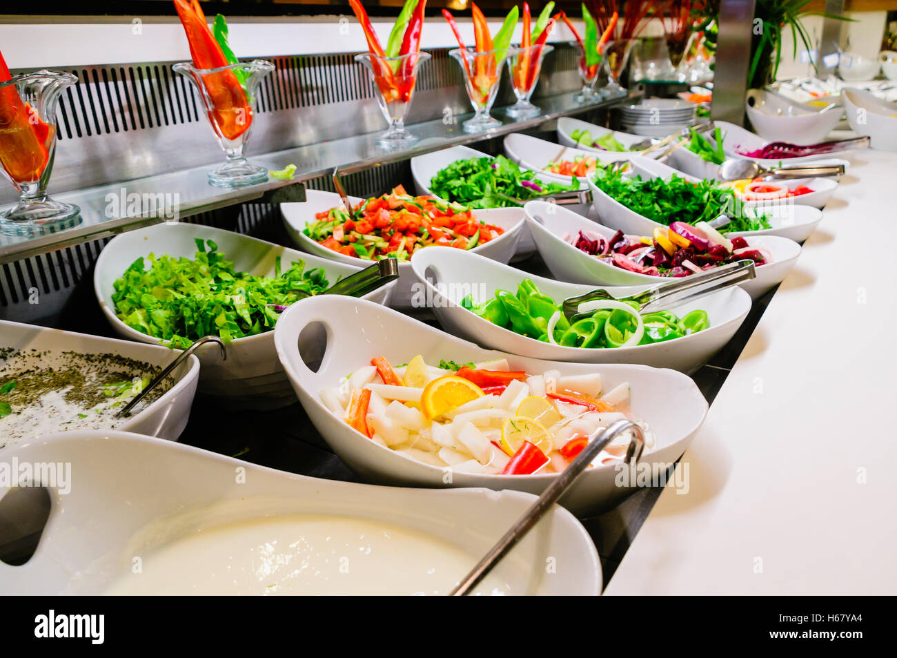 Ciotole di insalate al buffet del ristorante dell'albergo Foto Stock