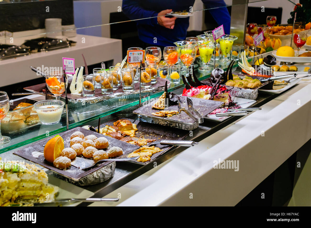 Dessets consistente di torte, mousse e frutta presso il buffet del ristorante dell'albergo Foto Stock