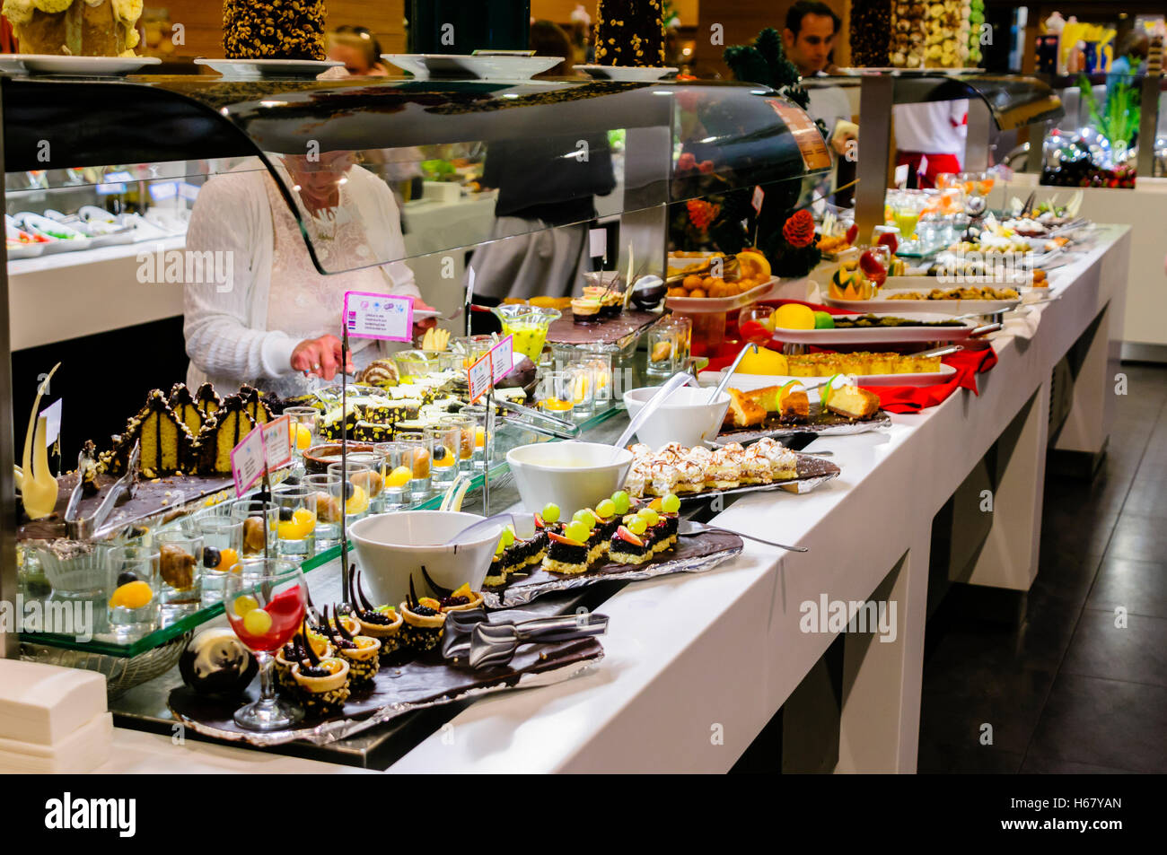 Dessets consistente di torte, mousse e frutta presso il buffet del ristorante dell'albergo Foto Stock