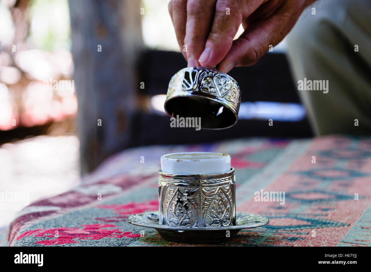 Allestita argento caffè turco tazze con coperchi Foto Stock