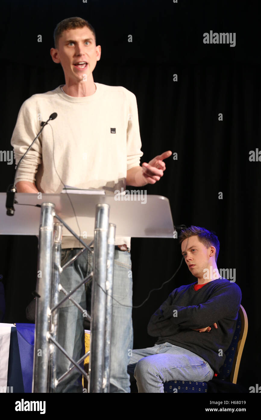 Sam Fairbairn dei popoli assemblaggio parla in un rally contro accademie forzata in centro a Londra il 23 marzo 2016. Foto Stock