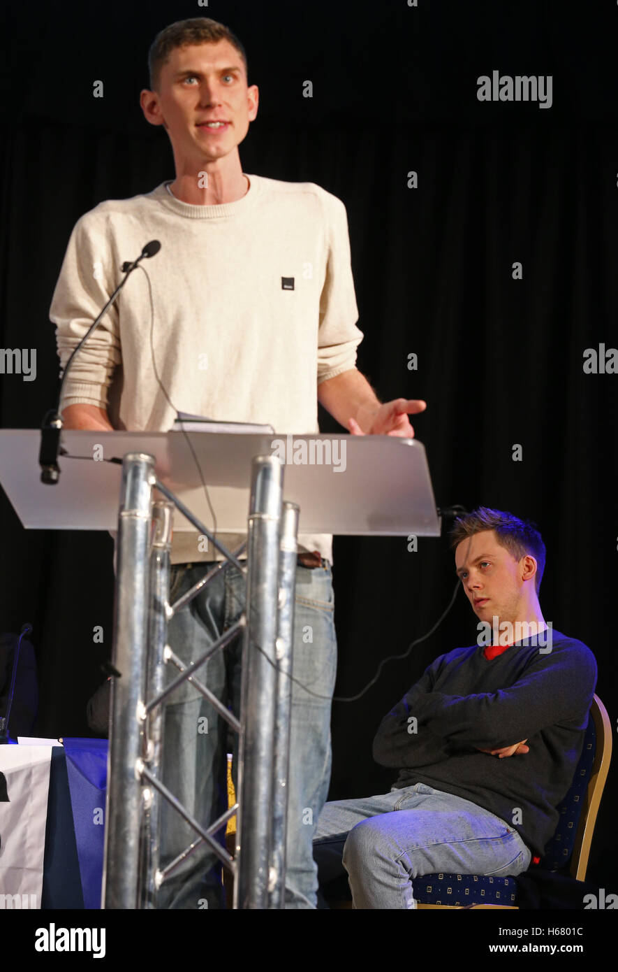 Sam Fairbairn dei popoli assemblaggio parla in un rally contro accademie forzata in centro a Londra il 23 marzo 2016. Foto Stock