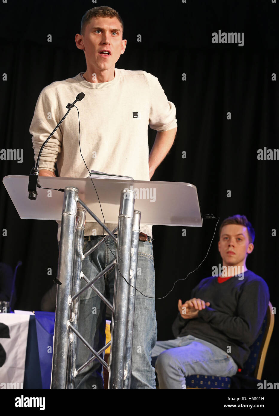 Sam Fairbairn dei popoli assemblaggio parla in un rally contro accademie forzata in centro a Londra il 23 marzo 2016. Foto Stock