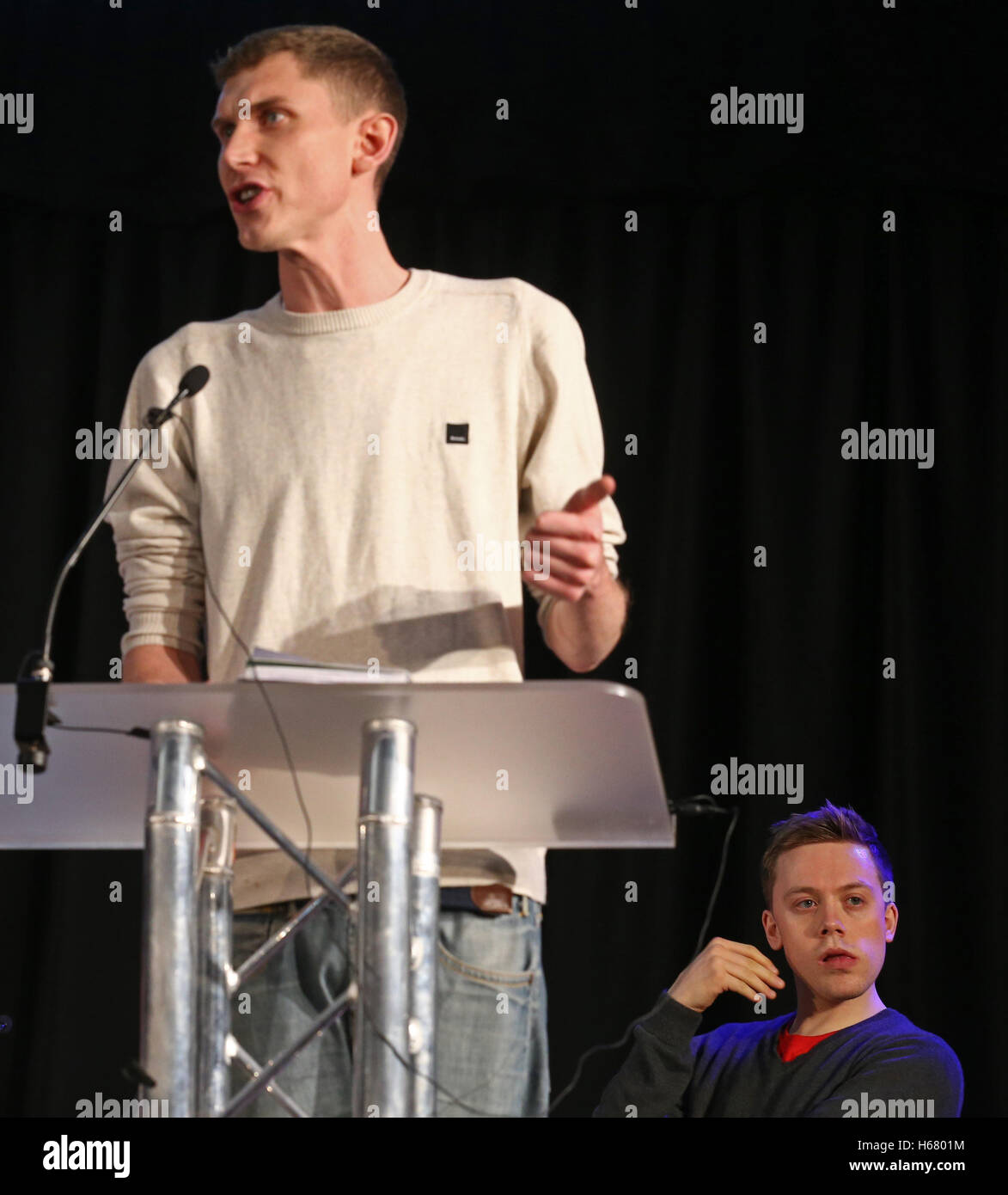 Sam Fairbairn dei popoli assemblaggio parla in un rally contro accademie forzata in centro a Londra il 23 marzo 2016. Foto Stock