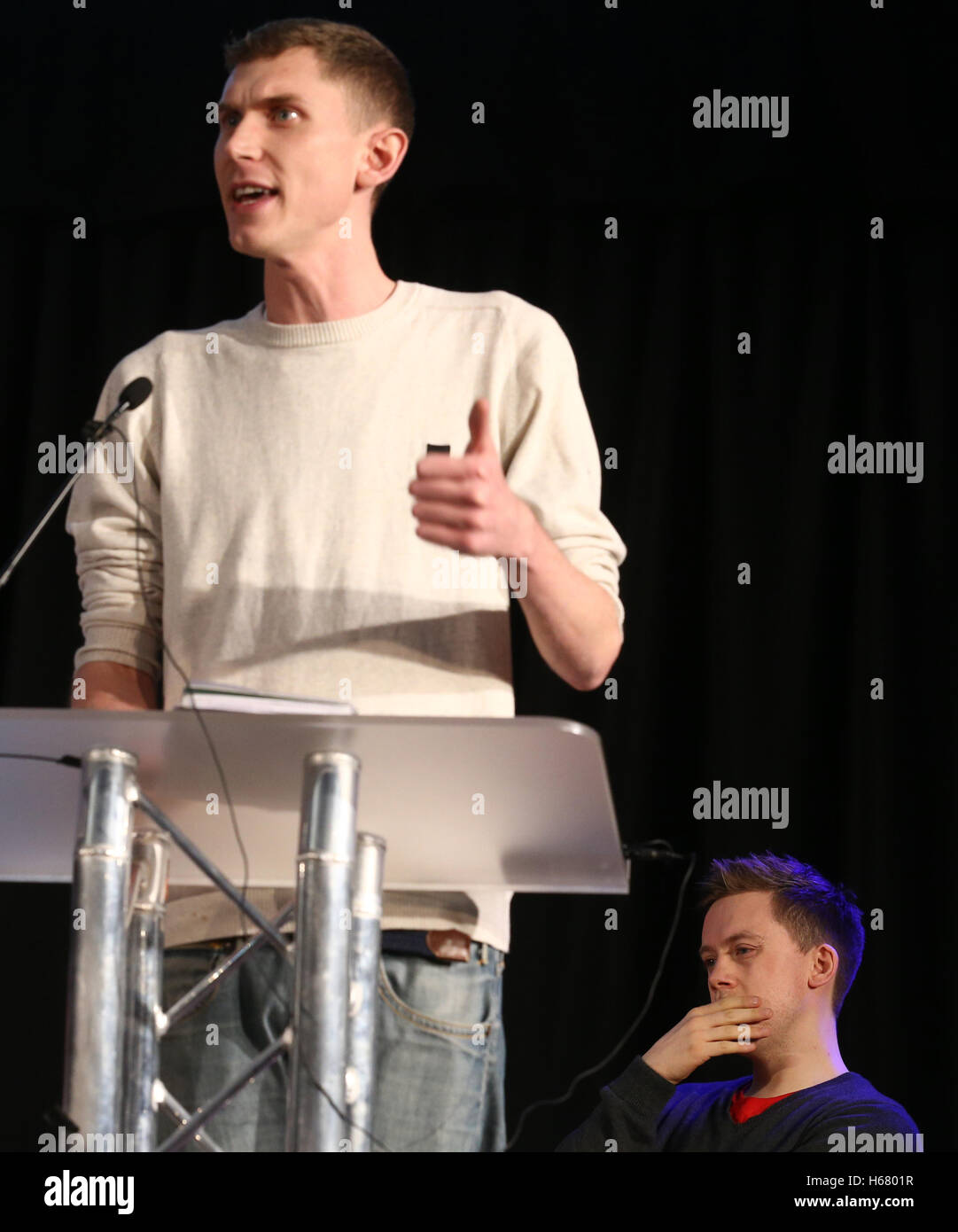 Sam Fairbairn dei popoli assemblaggio parla in un rally contro accademie forzata in centro a Londra il 23 marzo 2016. Foto Stock