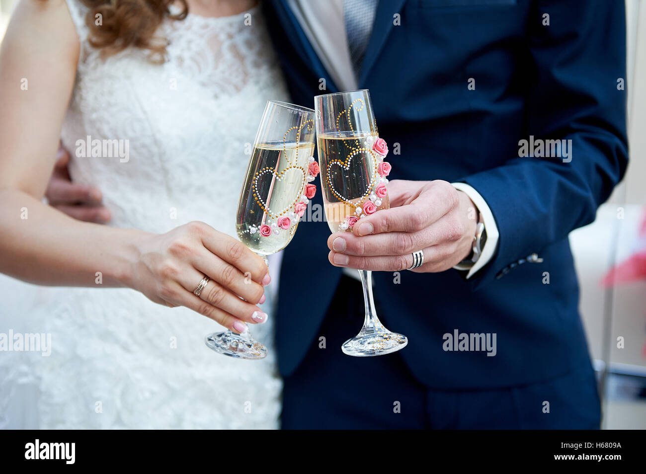Sposa e lo sposo sono tenendo due bicchieri di champagne Foto Stock