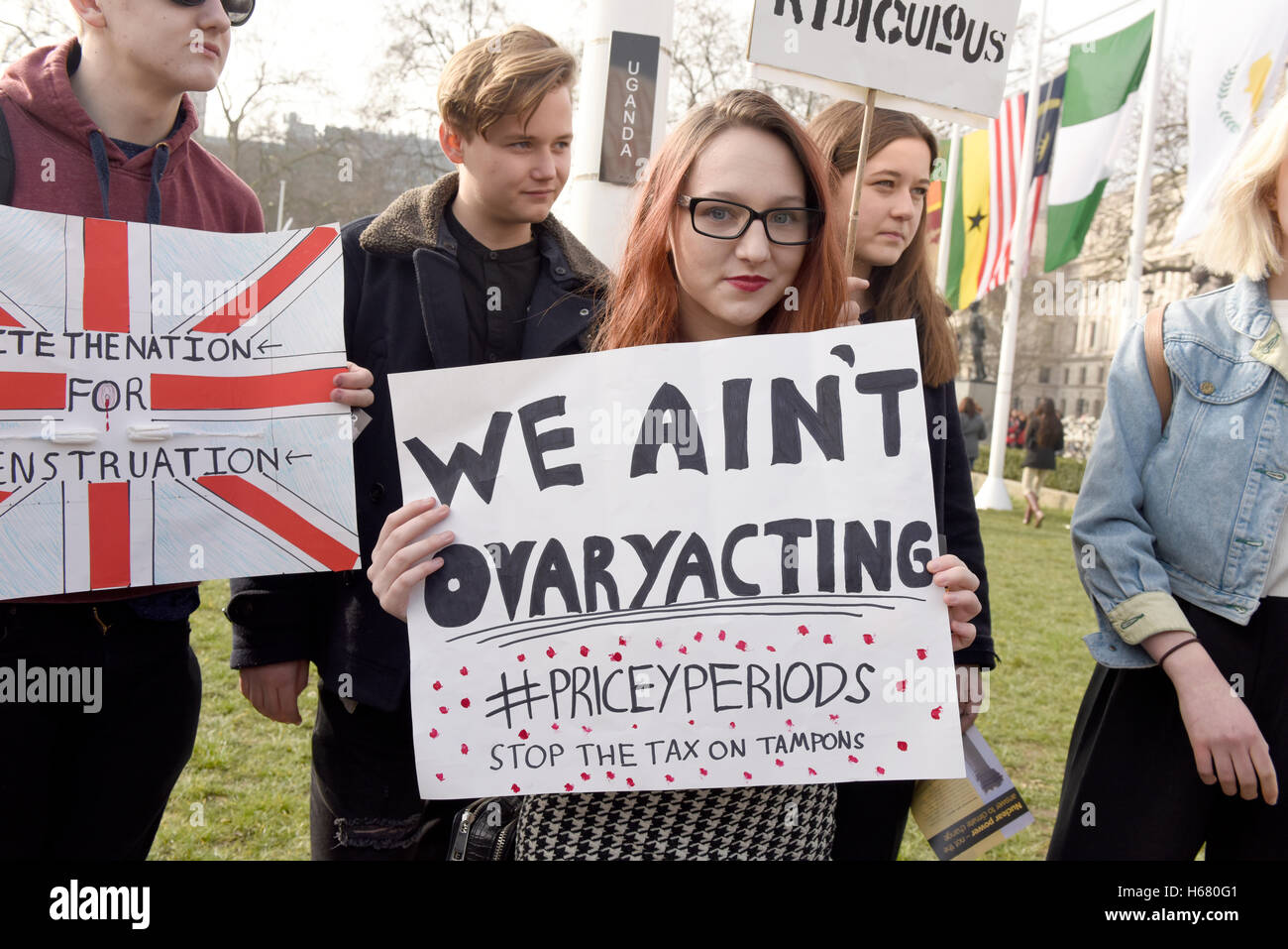 Un gruppo di giovani stanno protestando fuori le case del Parlamento contro la tassa di tampone Foto Stock