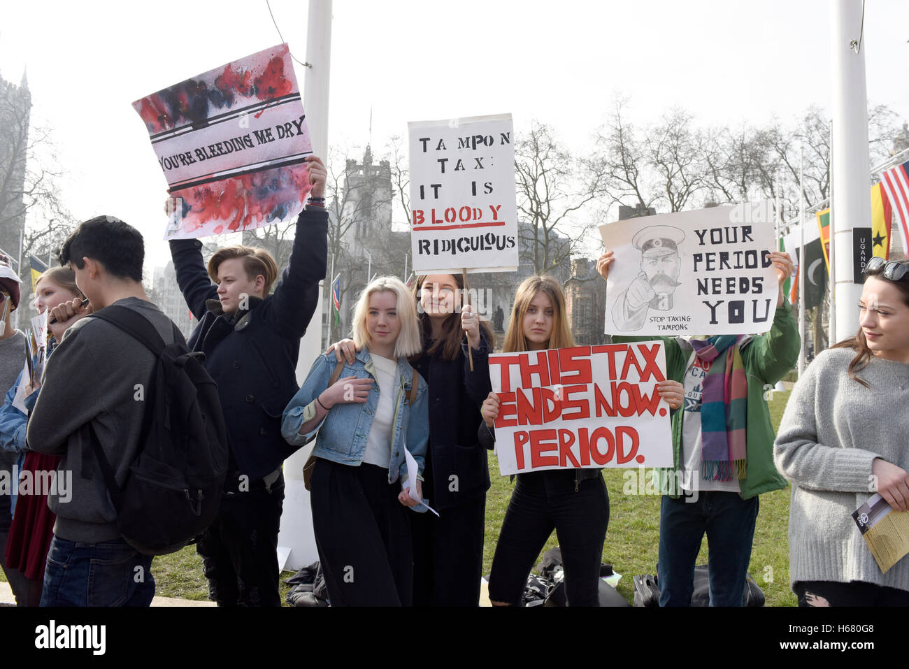 Un gruppo di giovani stanno protestando fuori le case del Parlamento contro la tassa di tampone Foto Stock