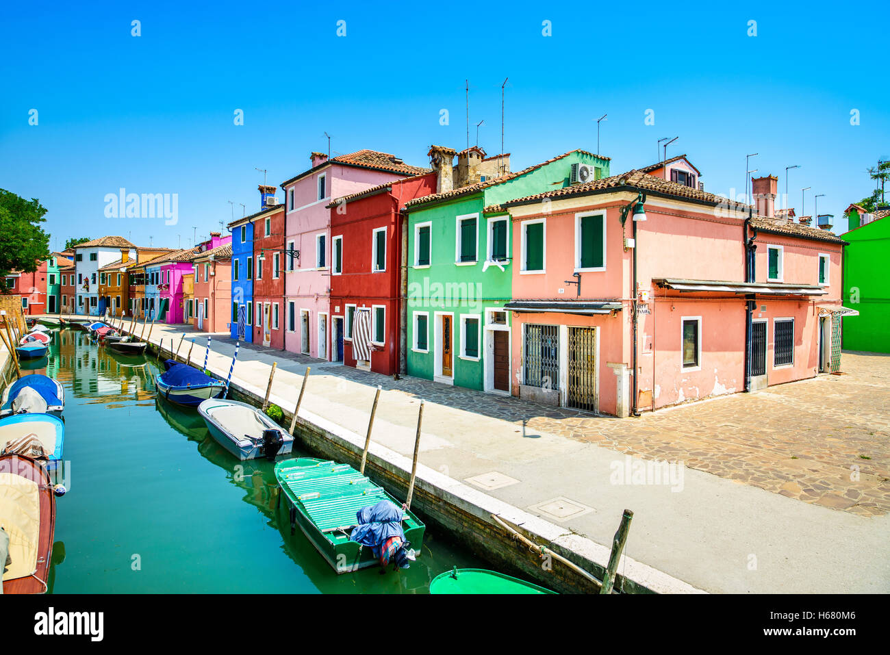 Punto di riferimento di Venezia, Isola di Burano canal, case colorate e le barche, Italia. Fotografie con lunghi tempi di esposizione Foto Stock