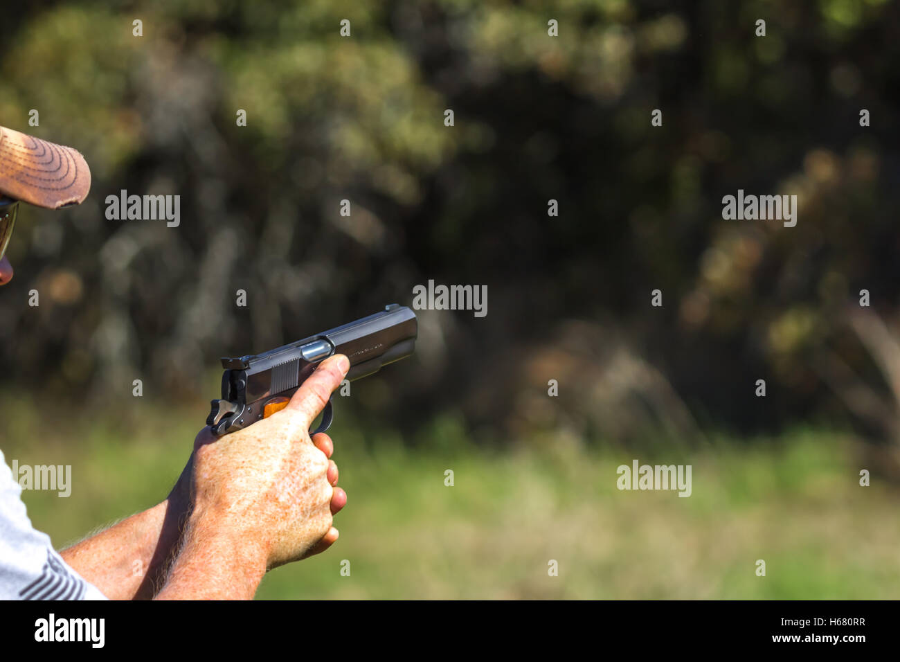 Pistola di scatto in corrispondenza della pistola gamma Foto Stock