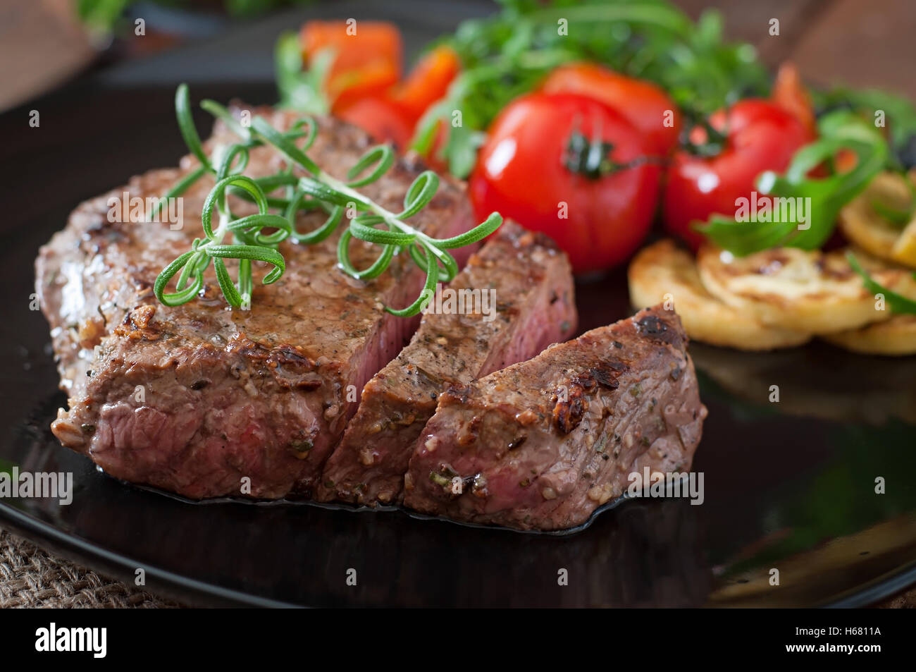 Primo piano di grigliate di carne di manzo con verdure Foto Stock