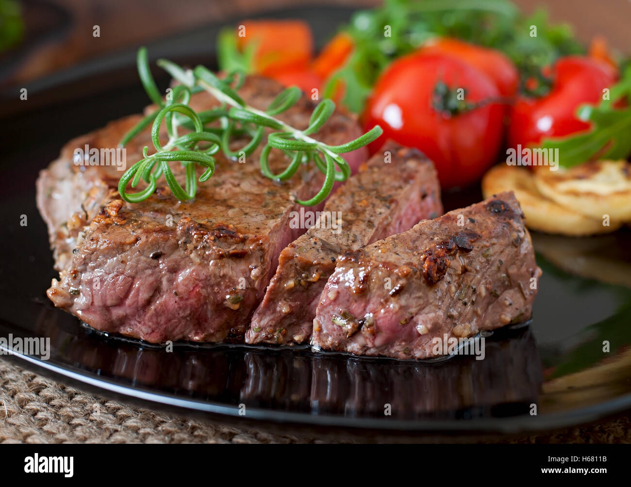 Primo piano di grigliate di carne di manzo con verdure Foto Stock