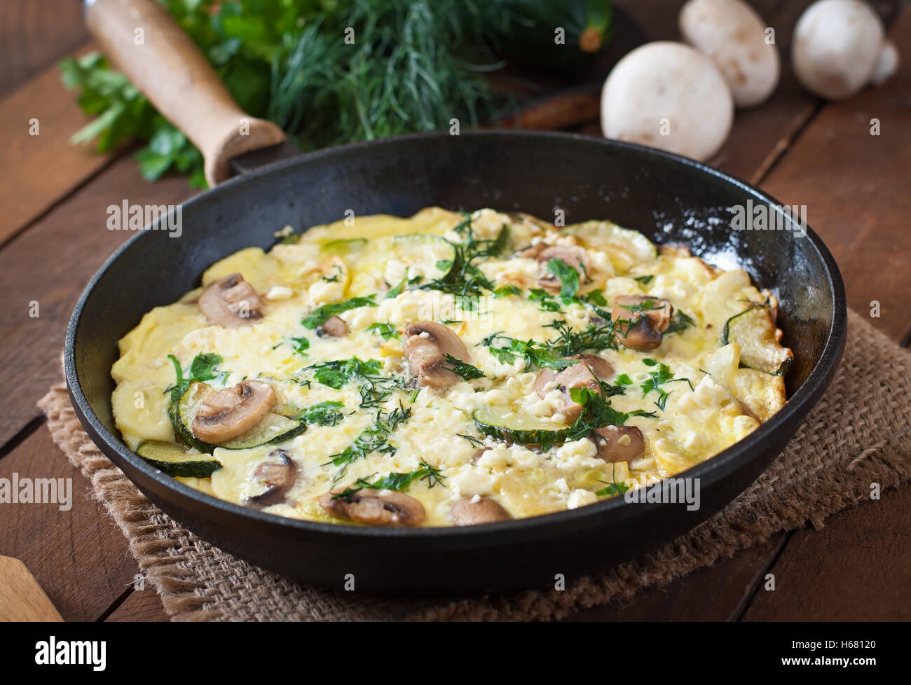 Frittata con funghi e zucchine e formaggio. Foto Stock