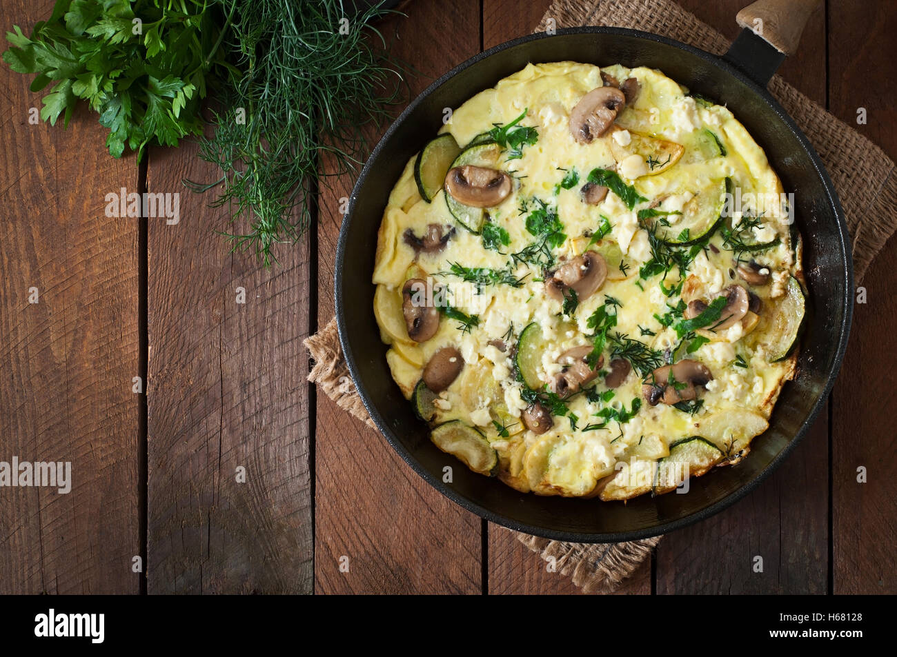 Frittata con funghi e zucchine e formaggio. Vista superiore Foto Stock