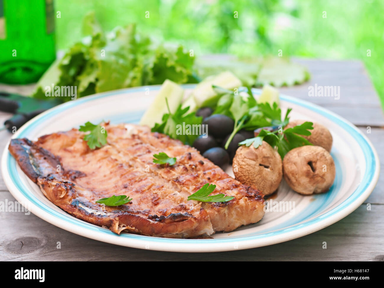 Filetto di pesce (zhereh) ai ferri con verdure Foto Stock