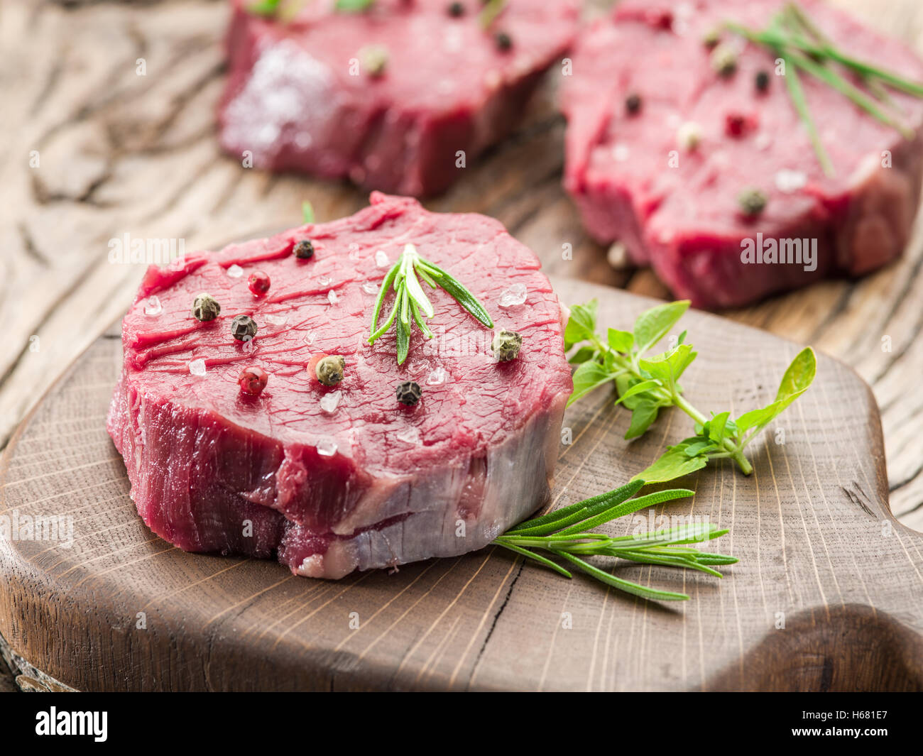 Pezzi di filetto di manzo sul tagliere di legno. Foto Stock