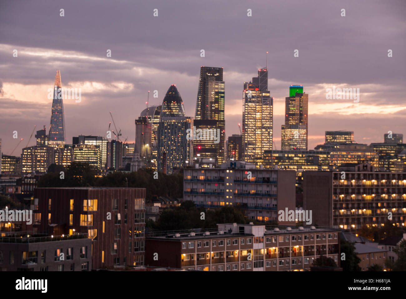 Un tempo di notte vista del London skyline della città tra cui la Shard,Cheesegrater,walkie talkie e cetriolino Foto Stock