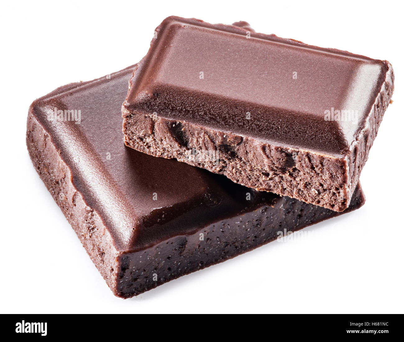 Due pezzi di barra di cioccolato isolato su uno sfondo bianco. Foto Stock