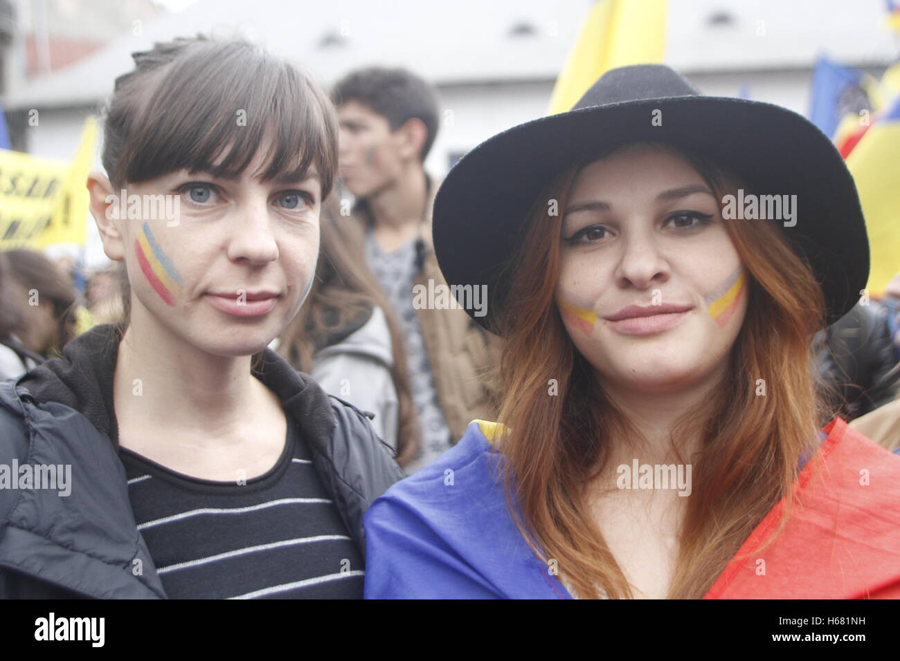 Bucarest, Romania - 19 ottobre 2016: due giovani donne con il rumeno e bandiera moldava dipinta sul loro guance frequentare un ral Foto Stock