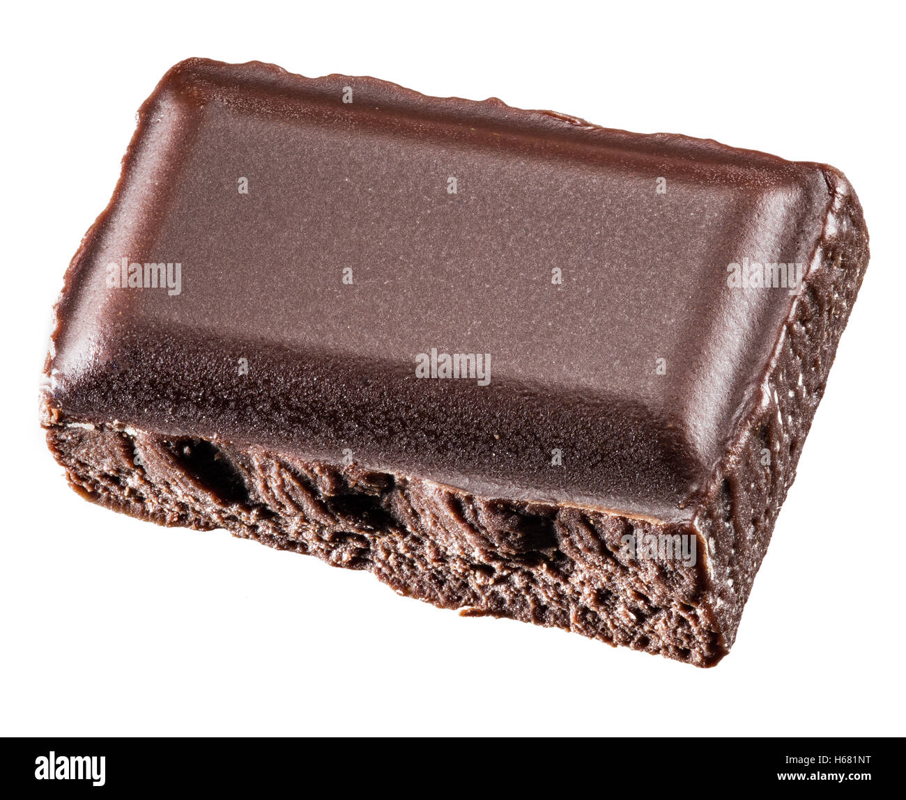 Un pezzo di barra di cioccolato isolato su uno sfondo bianco. Foto Stock