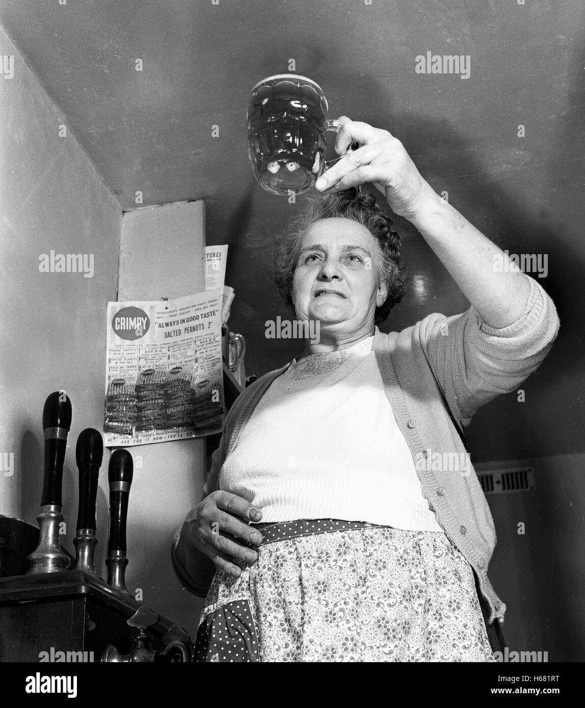 La padrona di casa di tutte le nazioni pub di Madeley Shropshire onorevole Lewis birra fatta in casa birra ale nel 1962 Foto Stock