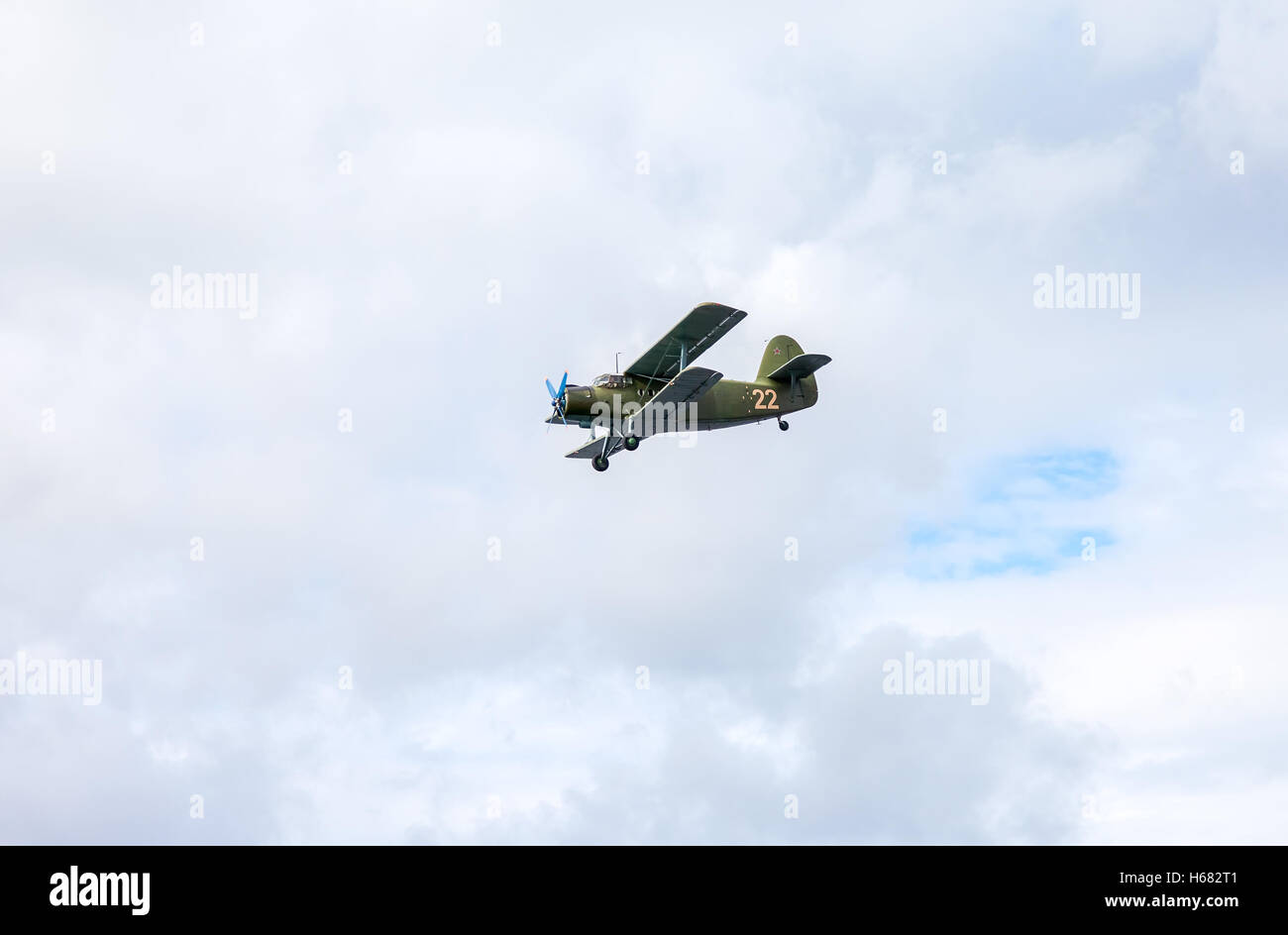 L Antonov An-2 è un sovietico prodotte in massa a singolo motore in biplano battenti contro il cielo nuvoloso Foto Stock