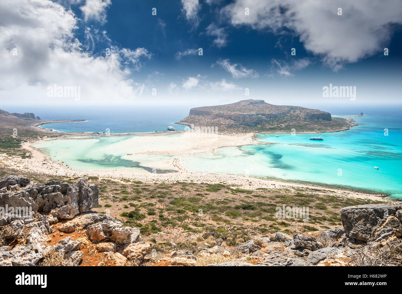 Laguna di Balos sull isola di Creta, Grecia. I turisti relax e bagno in acqua cristallina. La sabbia è rosa in alcune parti della spiaggia. Foto Stock
