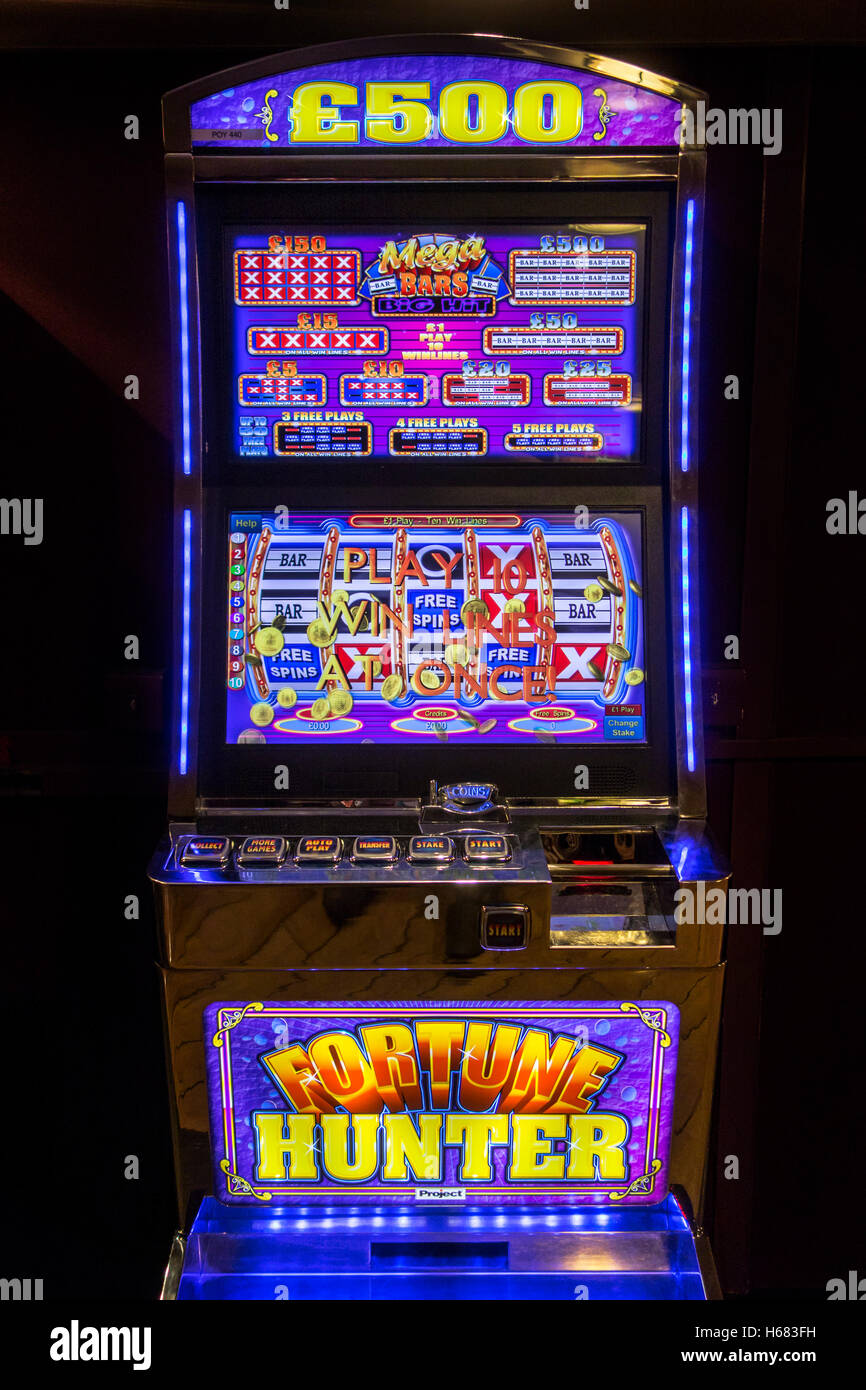 Display blu colorato e slot machine / macchina di frutta nel pub inglese, REGNO UNITO Foto Stock
