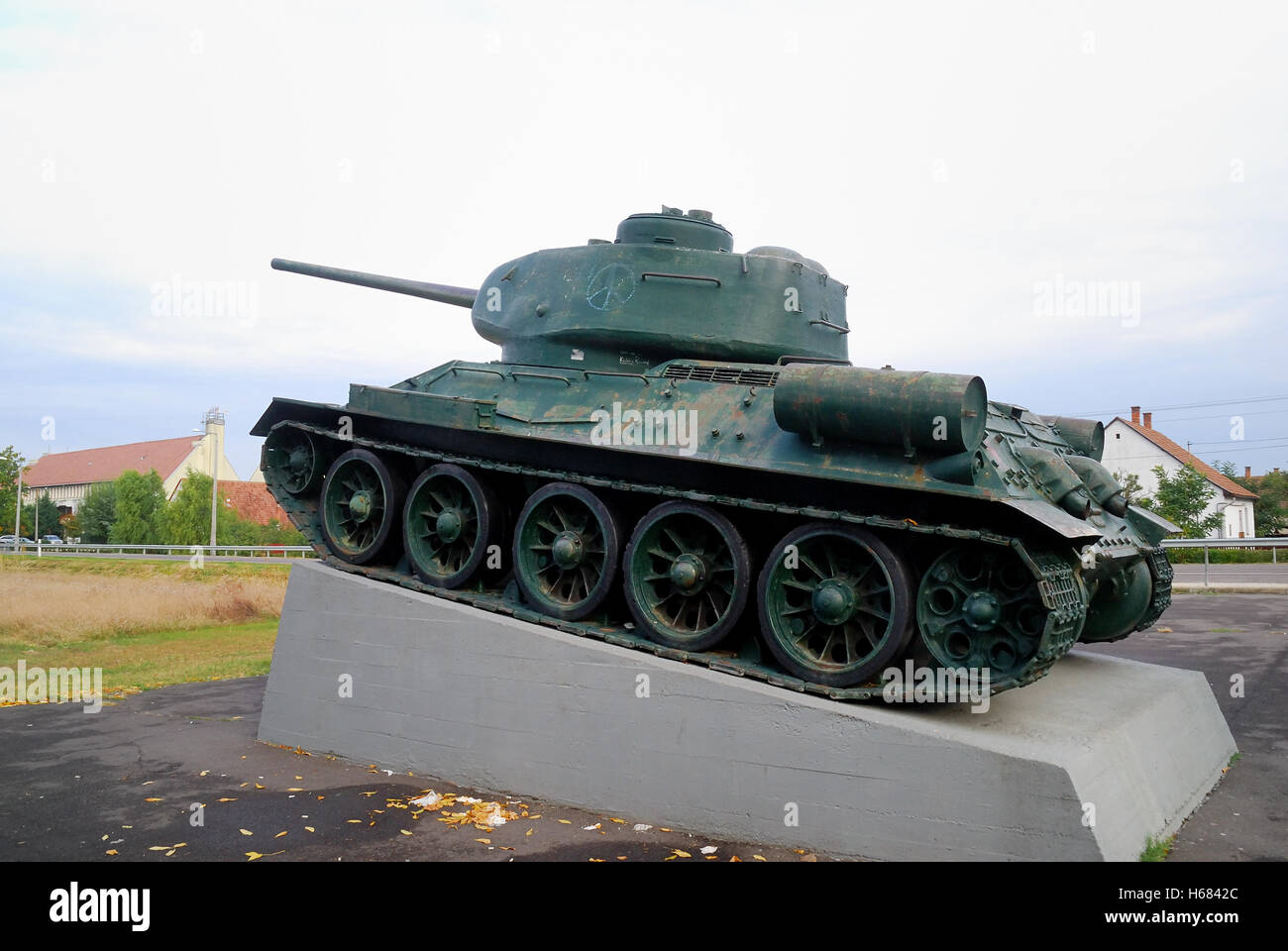 Hortobagy, Ungheria. Il serbatoio memorial, che commemora i sei giorni di battaglia del serbatoio nell'ottobre 1944 che ha avuto luogo nella puszta con oltre 1000 serbatoi e 1 milioni di soldati che partecipano. Il carro armato sovietico T-34 ricorda la battaglia del serbatoio a Hortobágy 14-19. Ottobre 1944. La battaglia si è conclusa con la vittoria dell'esercito sovietico. Foto Stock