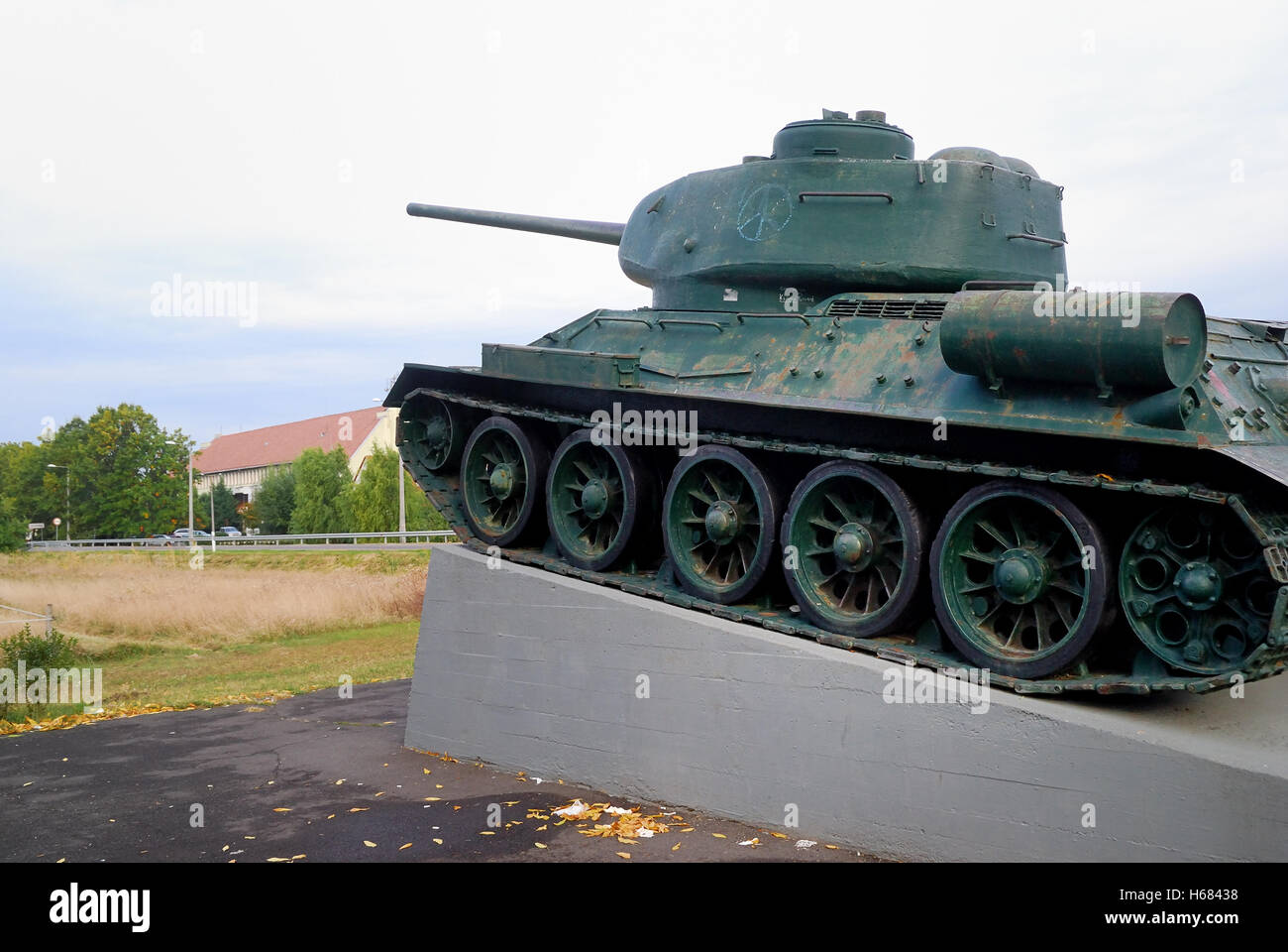 Hortobagy, Ungheria. Il serbatoio memorial, che commemora i sei giorni di battaglia del serbatoio nell'ottobre 1944 che ha avuto luogo nella puszta con oltre 1000 serbatoi e 1 milioni di soldati che partecipano. Il carro armato sovietico T-34 ricorda la battaglia del serbatoio a Hortobágy 14-19. Ottobre 1944. La battaglia si è conclusa con la vittoria dell'esercito sovietico. Foto Stock