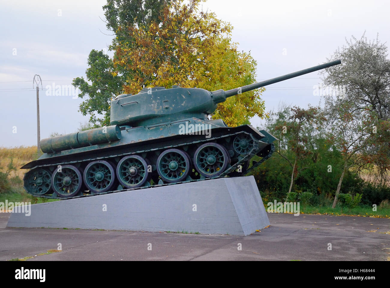 Hortobagy, Ungheria. Il serbatoio memorial, che commemora i sei giorni di battaglia del serbatoio nell'ottobre 1944 che ha avuto luogo nella puszta con oltre 1000 serbatoi e 1 milioni di soldati che partecipano. Il carro armato sovietico T-34 ricorda la battaglia del serbatoio a Hortobágy 14-19. Ottobre 1944. La battaglia si è conclusa con la vittoria dell'esercito sovietico. Foto Stock