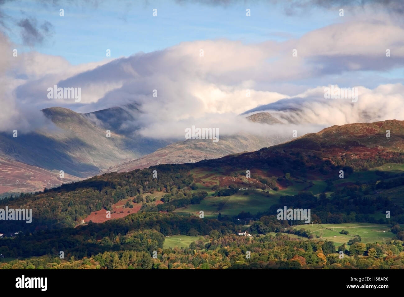 Bassa delle formazioni di nubi, oltre fells in Cumbria Foto Stock